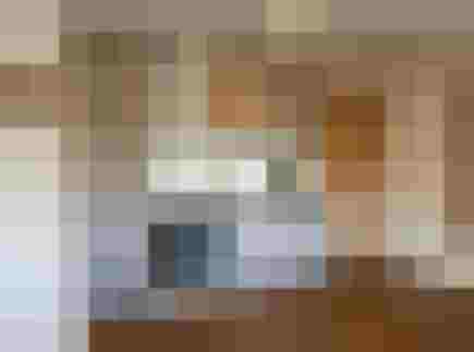 Moderne Küche in Appartement in Embach, ausgestattet mit Herd, Kühlschrank und Kaffeemaschine.